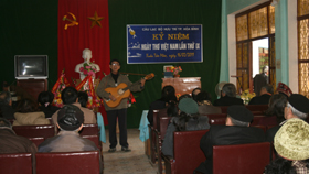 Hội viên trong Câu lạc bộ biểu diễn tác phẩm thơ, ca ngợi Đảng, Bác Hồ, mùa xuân